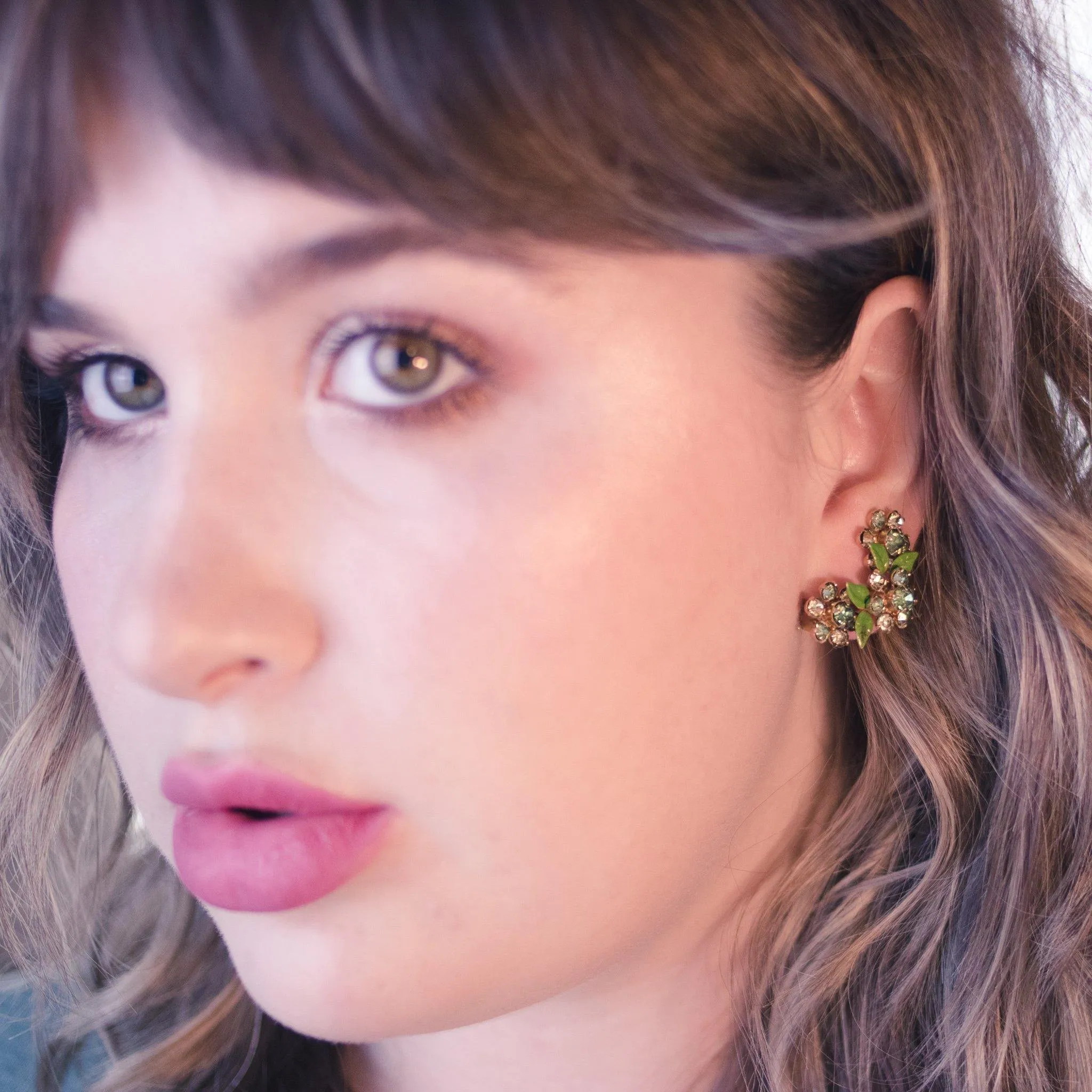 Vintage Weiss Green Flower with Green Rhinestone Earrings